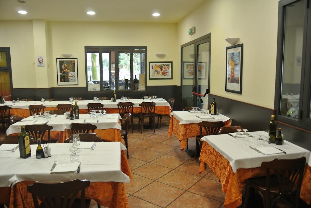 Arlecchino Hotel คาสเทลซานเปียโตรแตร์เม ภายนอก รูปภาพ