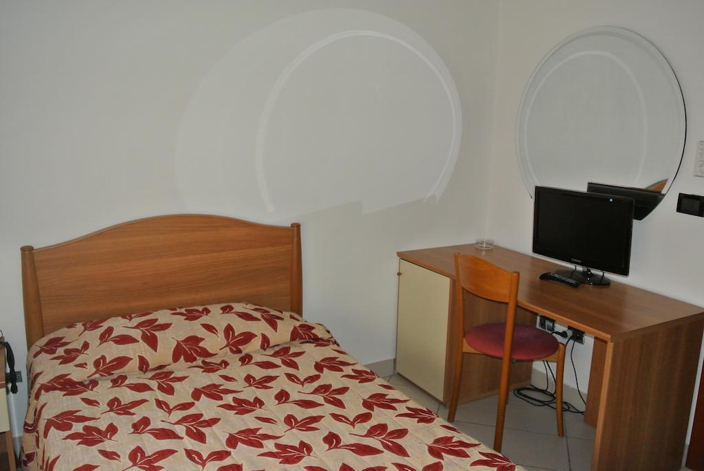 Arlecchino Hotel คาสเทลซานเปียโตรแตร์เม ภายนอก รูปภาพ