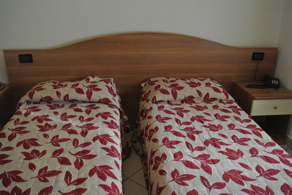 Arlecchino Hotel คาสเทลซานเปียโตรแตร์เม ภายนอก รูปภาพ